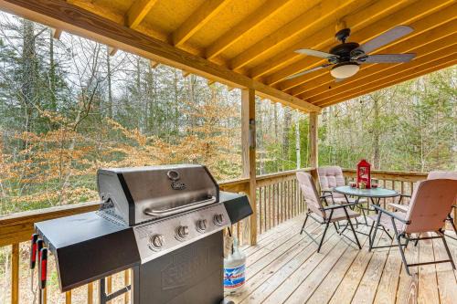 Deck and Fire Pit Smoky Mountain Cabin Hideaway!