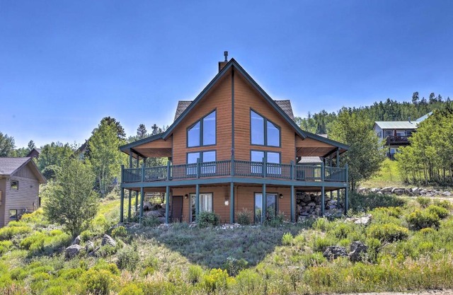 Deck, Bar and Mtn Views Grand Granby Retreat!
