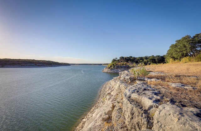Deck + Cliffside Belton Lake Views: Temple Retreat