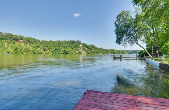 NEU-Hot Springs Lakefront Resort Haus, Deck & Dock