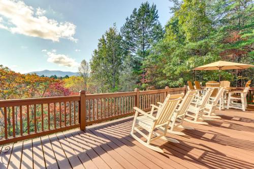 Deck, Grill and Mtn Views Warne Getaway!