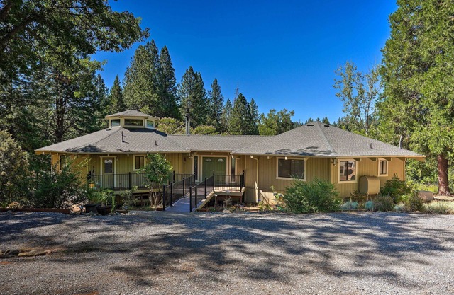Deck & Grill: Camino Home in Wine Country!