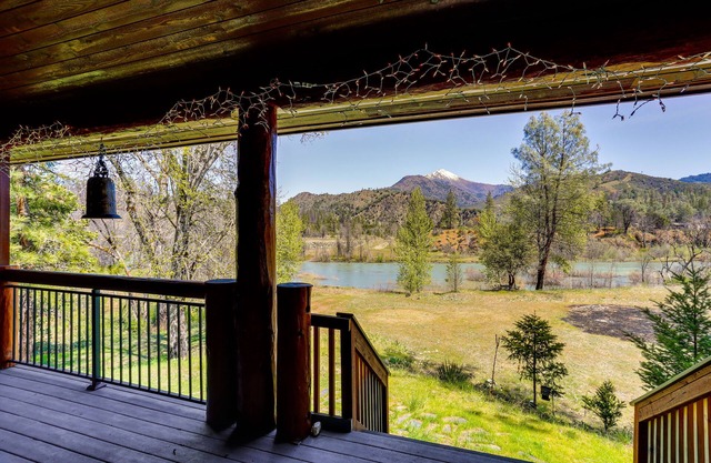 Deck, Grill & River Access: California Escape!