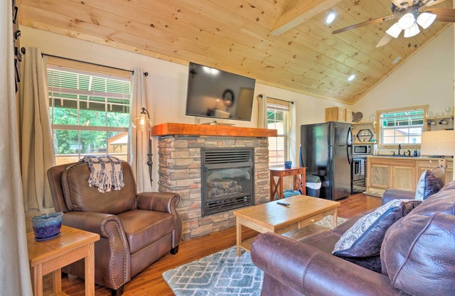 NEU-Tuckaseegee Riverfront Cabin mit eigenem Whirlpool