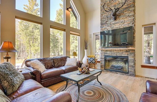 Deck, Hot Tub & Fire Pit: Mtn-View Packwood Cabin