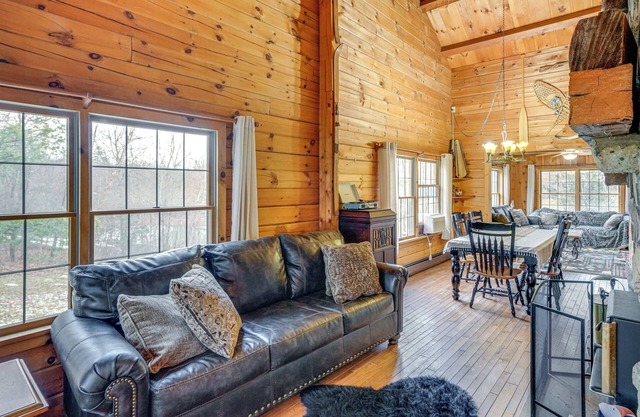 Deck, Lake Access: Family-Friendly Cabin in Athens