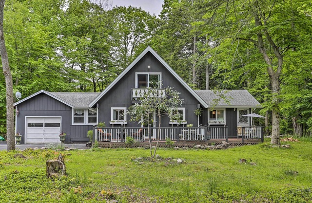 Deck + Pool Access: Welcoming Poconos Retreat