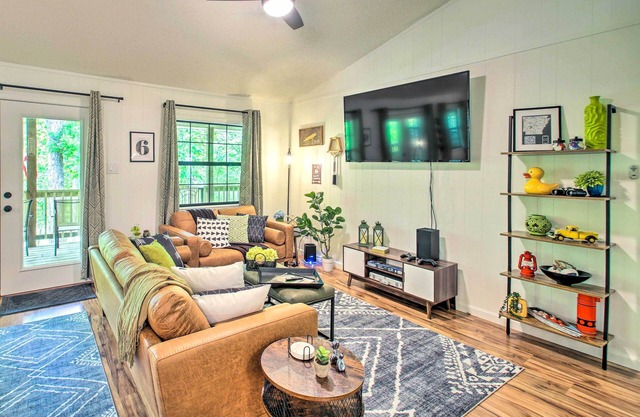 Deck & Resort Amenities: Hot Springs Home!
