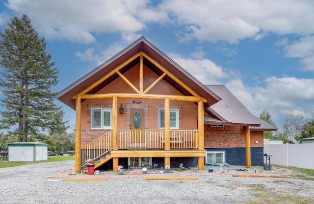 Deck w/ Hot Tub: Ashton 'Cozy Cub Cabin'
