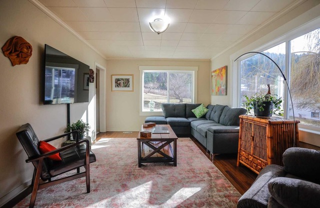 Dee's Country House on 5 acres by the lake