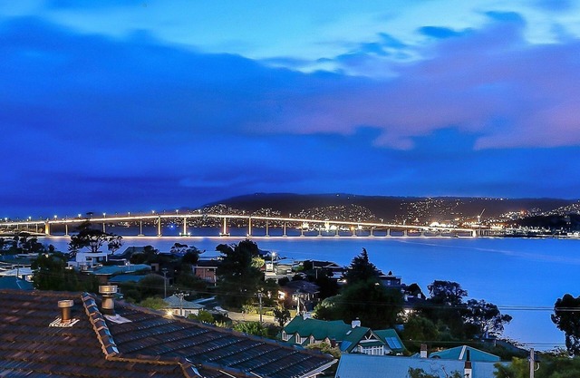 Wow Aussicht über Fluss, Stadt und Berge!