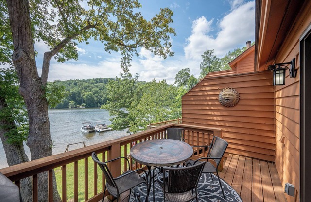 Hook, Wine & Sinker: Lakefront Townhome, Dock Slip, Hot Tub!