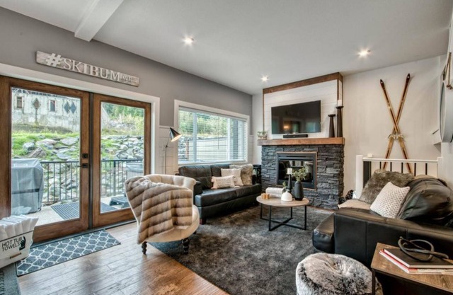 Deer Den 5: Ultra-Modern, 3 BDRM Condo w/Private Hot Tub