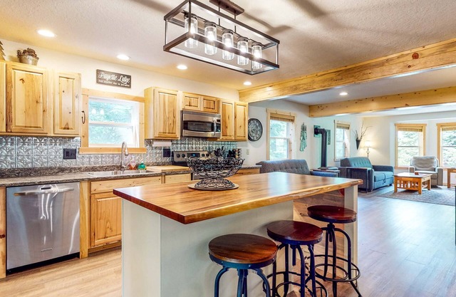 Deer Pines-family friendly-remodeled in knotty pine-firepit in the backyard