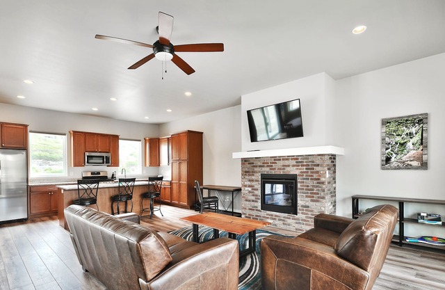 Jordanelle & Deer Valley Views! Brand new (2021) - Hot tub!
