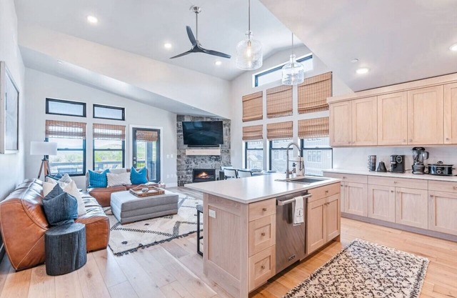 Deer Valley East Condo with Views of Ski Slopes