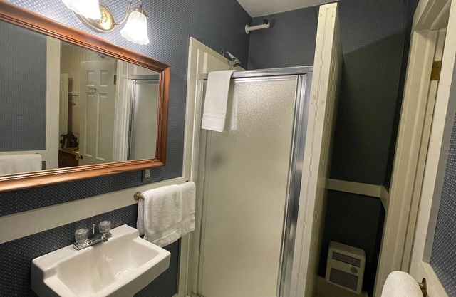 Deerfield Valley Inn - Budget Club Room 3