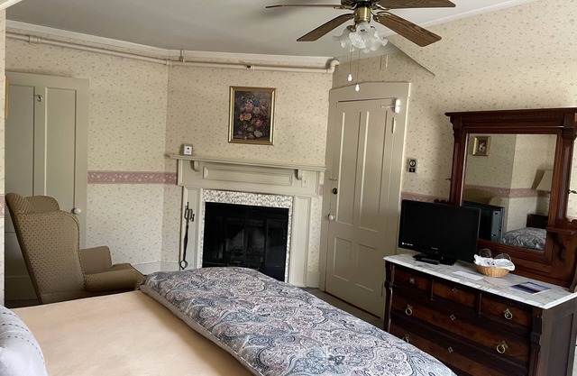 Deerfield Valley Inn - Deluxe Room with Fireplace Room 4