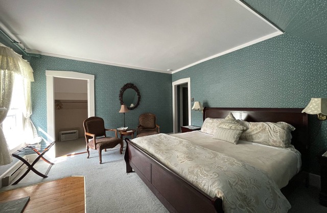 Deerfield Valley Inn - Deluxe Room with Fireplace Room 5