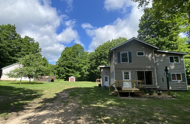 Deerfoot Lodge - WIFI - atv trail - m-123 Eckerman / 6.4 miles N of Trout lake