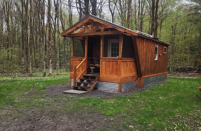 Deja Yu- Forest Glamping Getaway - 1 Bedroom Cabin and detached Bathroom