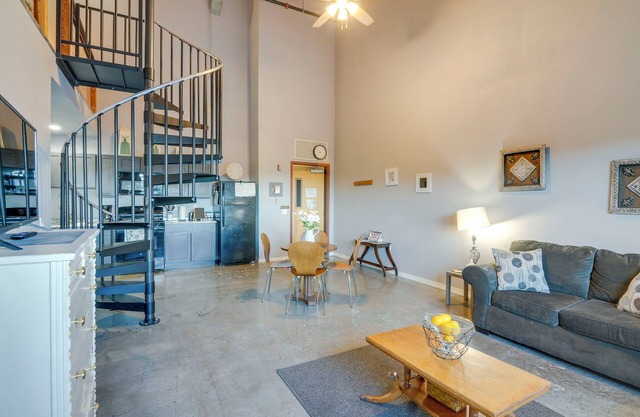 Del Norte Apartment w/ Loft: Walk to Downtown!