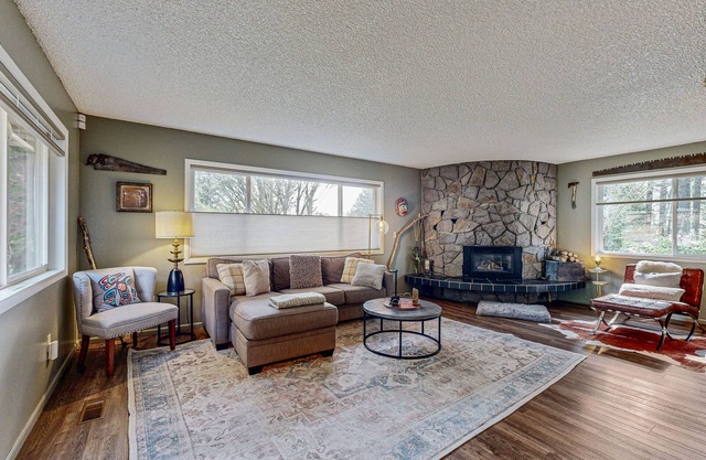 Del Ray Retreat | Dog-friendly house in Stevenson with deck & 2 fireplaces