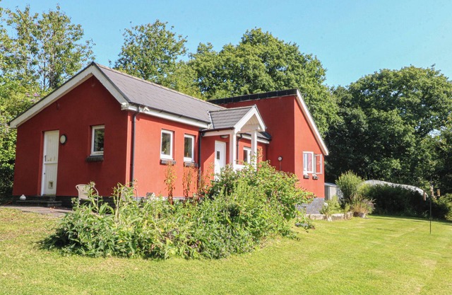 DELFRYN LLANDEILO, pet friendly, with open fire in Llandeilo