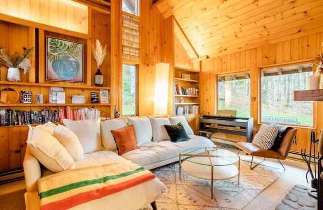 Delhi Modern Cabin with Fast Internet