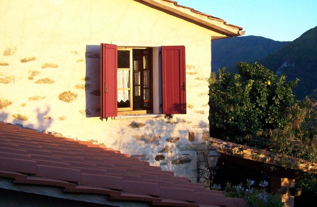 DELIGHTFUL Haus mit privatem Garten und Terrasse nur wenige Kilometer. Vom Meer entfernt.