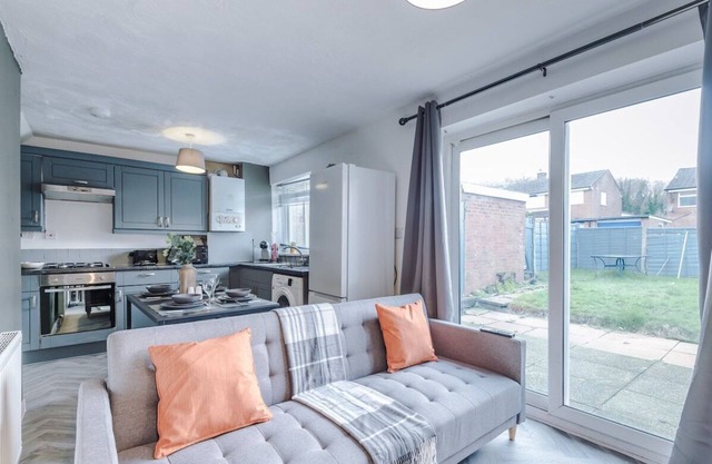 Delighful Family House in Stalybridge Sleeps 9 with WiFi by PureStay