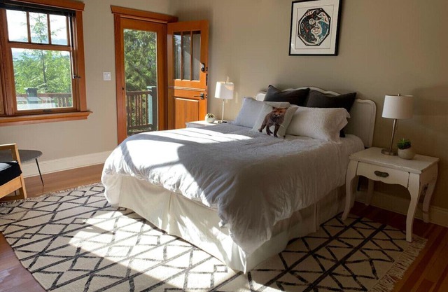 Delightful 1-bedroom Queen Hilltop Suite