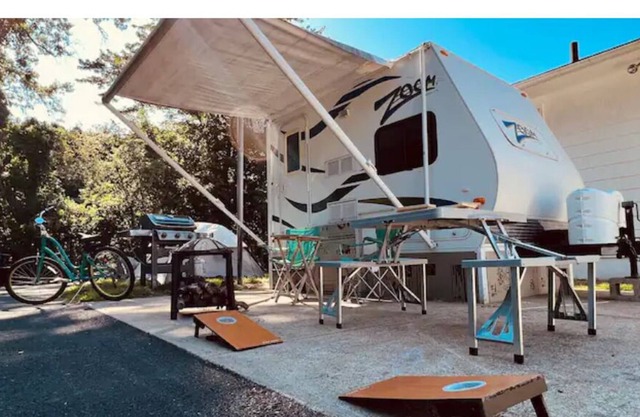 Delightful 1-bedroom camper/RV. Shower and A/C!