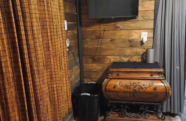 Delightful 1 Bedroom Bunkhouse in Flatwoods, WV