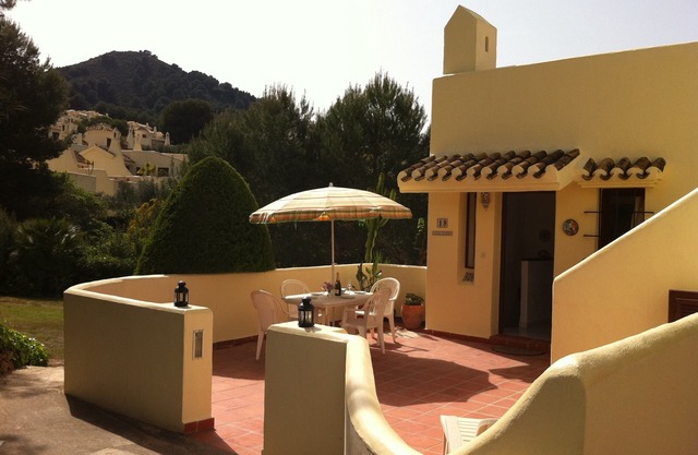 Herrliche 2-Bett / 3 Badezimmer Villa - 3 Sonnenterrassen, Klimaanlage, TV & Free WiFi