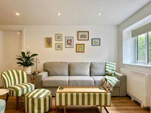 Delightful 2 bed detached bungalow Cotswolds edge