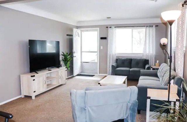 Delightful 2 bedroom ranch fully furnished!