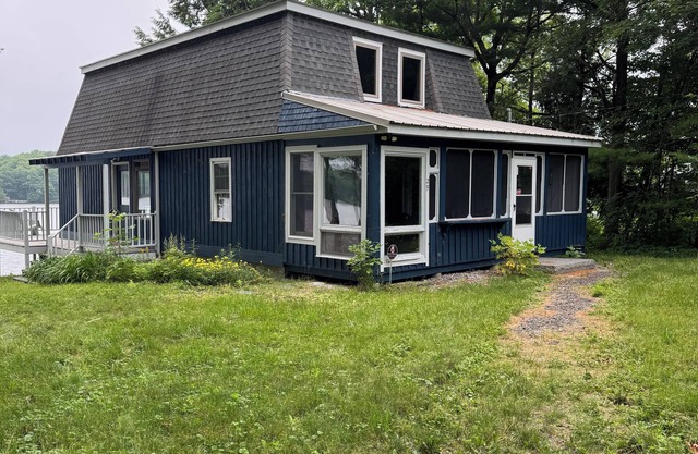 Delightful 3-bedroom house on Pleasant Pond in Richmond Maine