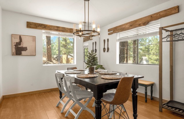 Delightful 3-bedroom house in charming Flagstaff w/King Size Bed & Gas Log Stove