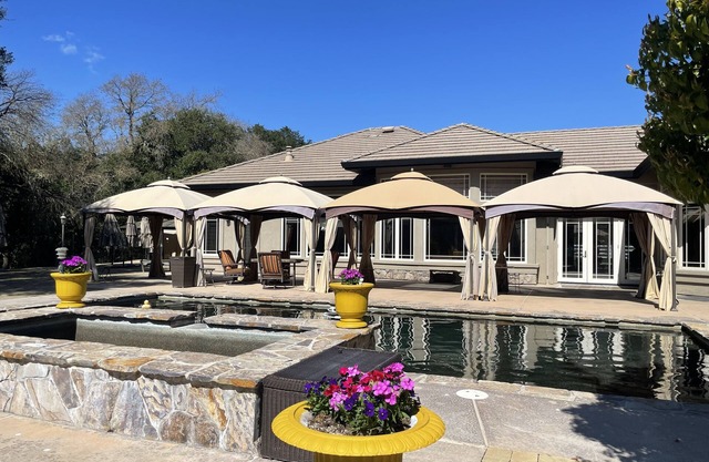 Delightful 4 bedroom ranch with poolside kitchen