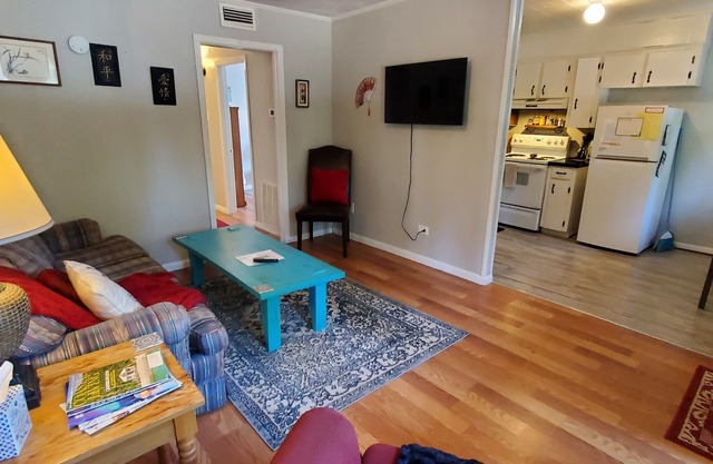 Delightful and homey - Fantastic 2br/1ba Apartment
