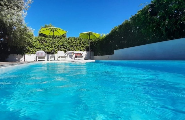 WUNDERSCHÖNE WOHNWOHNUNG MIT POOLS UND MEHRZWECK-SPORTBEREICH