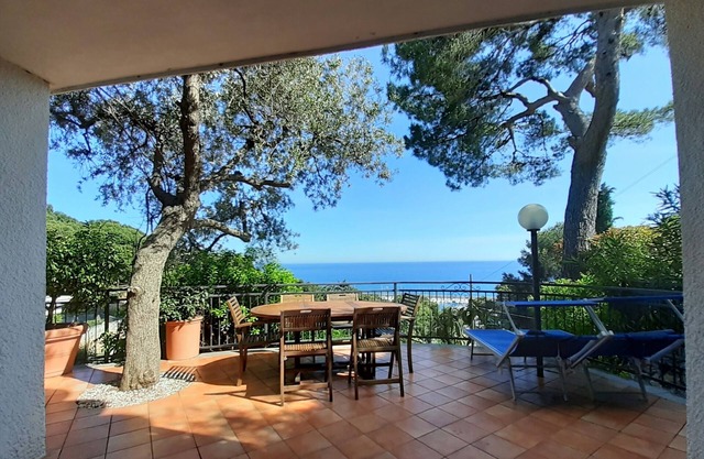 Herrliche Villa am Strand, umgeben von dem ruhigen Pinienwald von Andora
