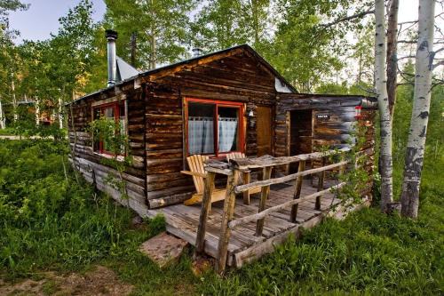 Delightful Cabin Rental Surrounded by Mountains in Clark, Colorado
