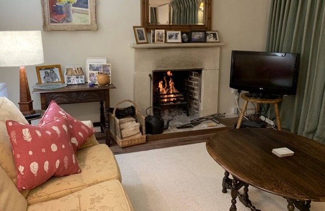 Delightful Cotswold cottage with open fireplace and Rayburn