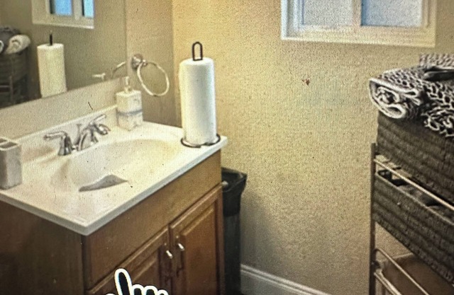 Delightful Cottage in Trendy North Oakland Featuring WiFi and Air Conditioning