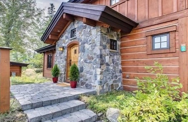 Delightful Cottage with Gas Fireplace
