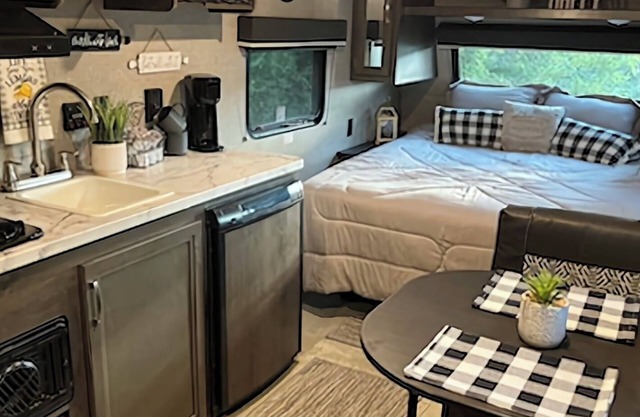 Delightful Couples Cozy Getaway with 1 bedroom and WiFi, AC in Lovely Cottonwood