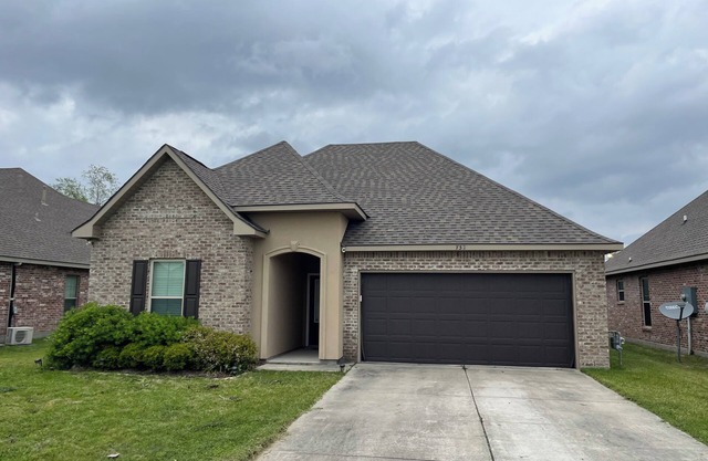 Delightful Dianne: 3-bedroom home in charming Lake Charles