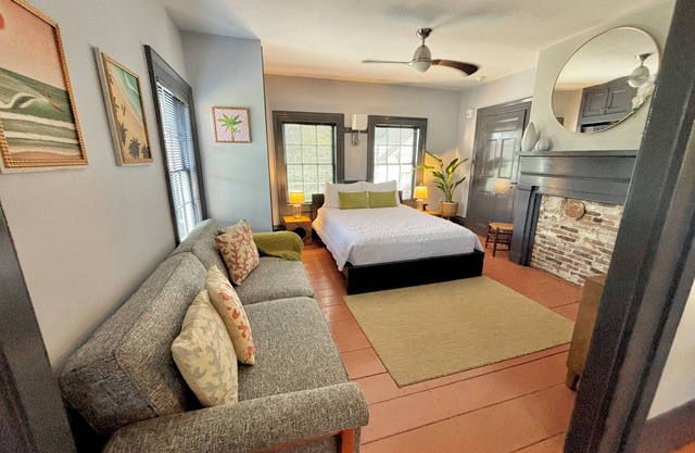 Delightful Downtown Mystic Studio!